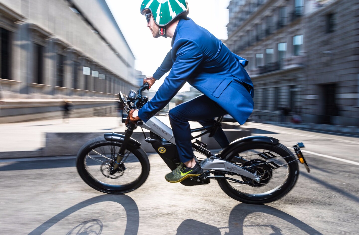 The Albero has an independent pedal mechanism and the hub motor is engaged by twist throttle, with three drive modes available