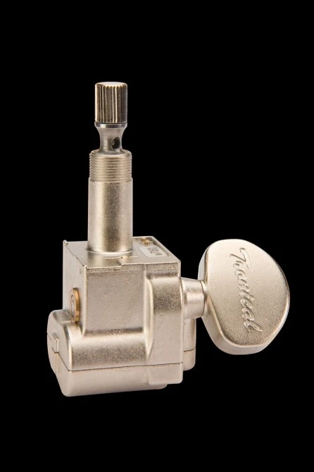 Powerhead servo-operated tuning pegs