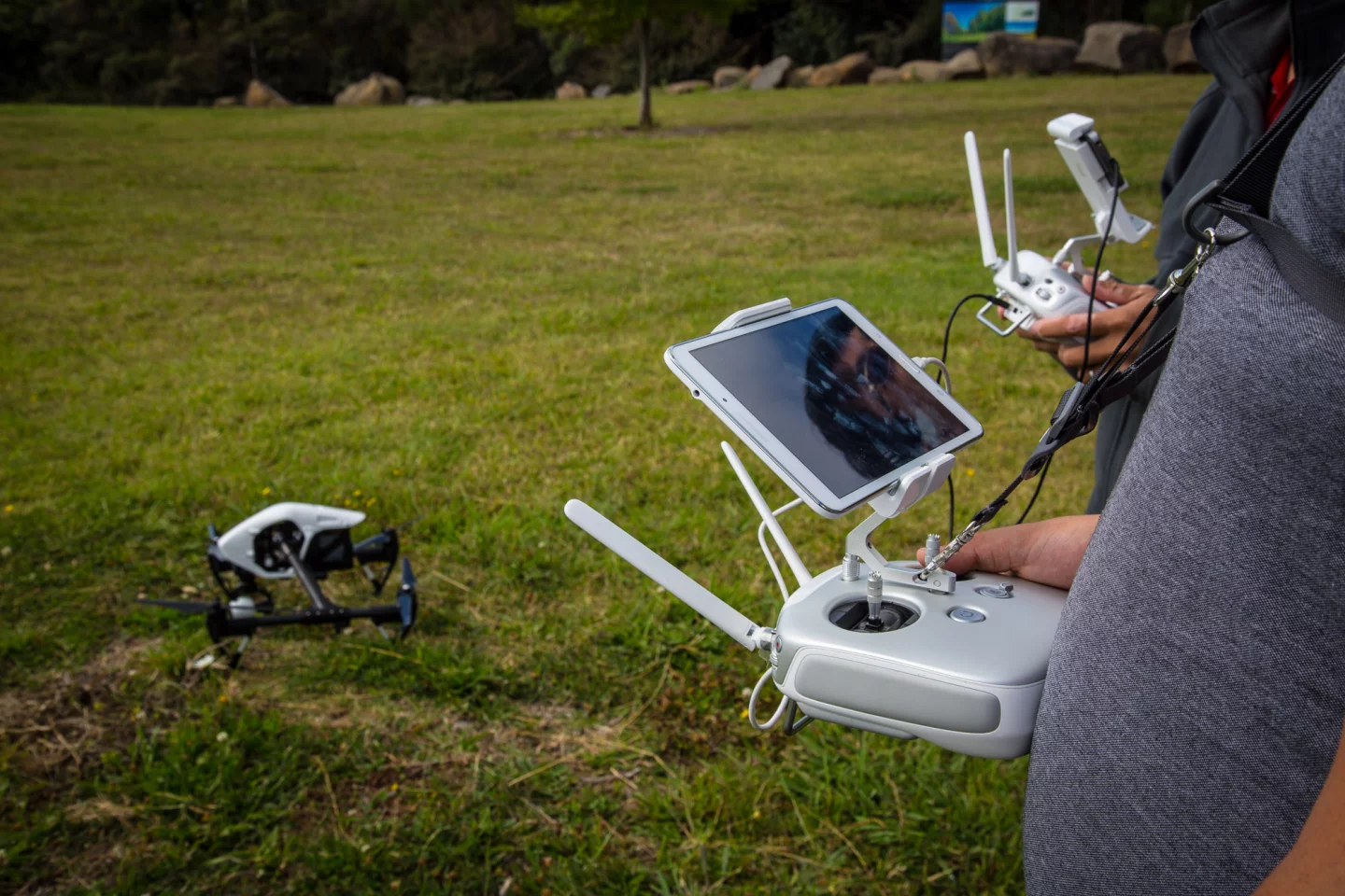 DJI Inspire 1: multiple controllers let you split the job between cameraman and pilot (Photo: Noel McKeegan/Gizmag.com)
