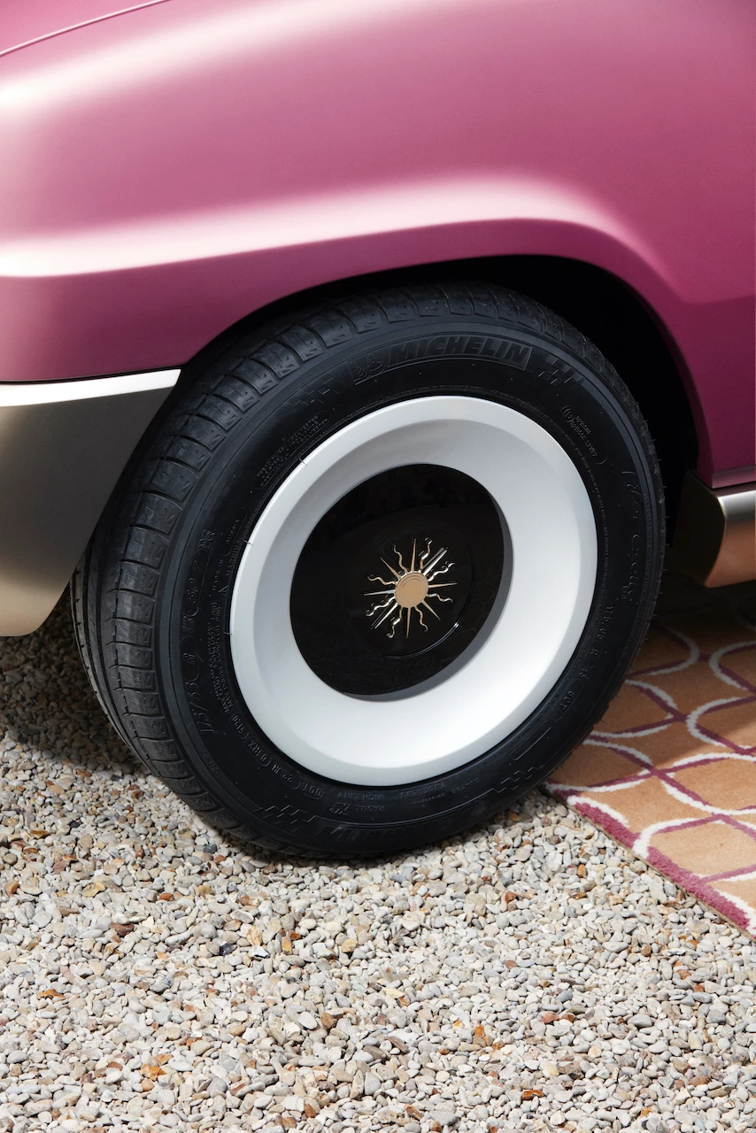 Each of the Renault 5 Diamant's wheels features a sunburst design