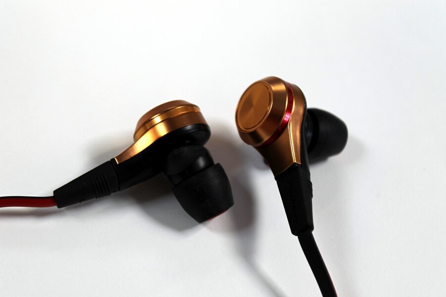 The SE-CX8s are sizable but don't feel overly weighty (Photo: Stu Robarts/Gizmag)