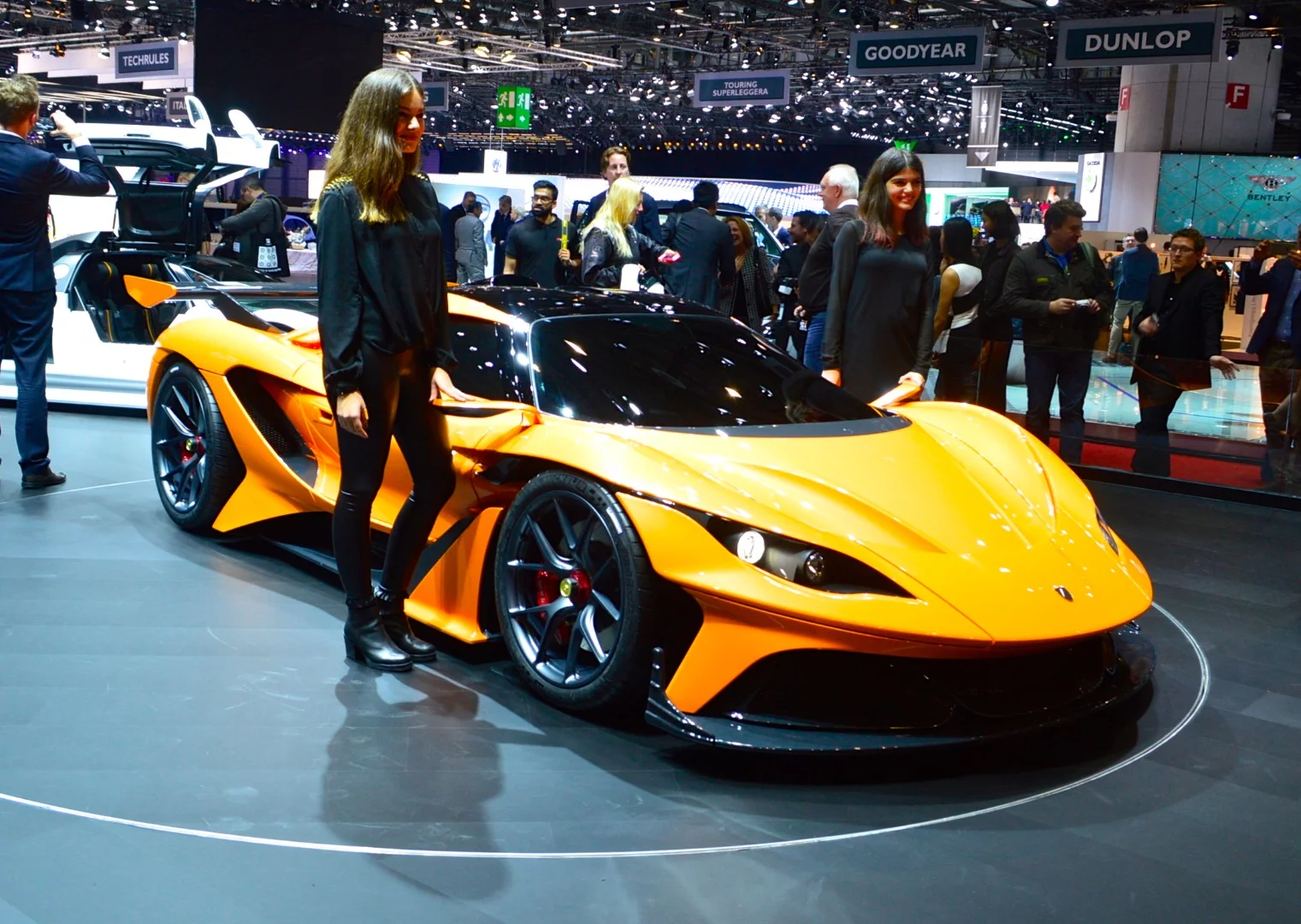 The Arrow features a carbon fiber body atop a chromoly frame with carbon monocoque