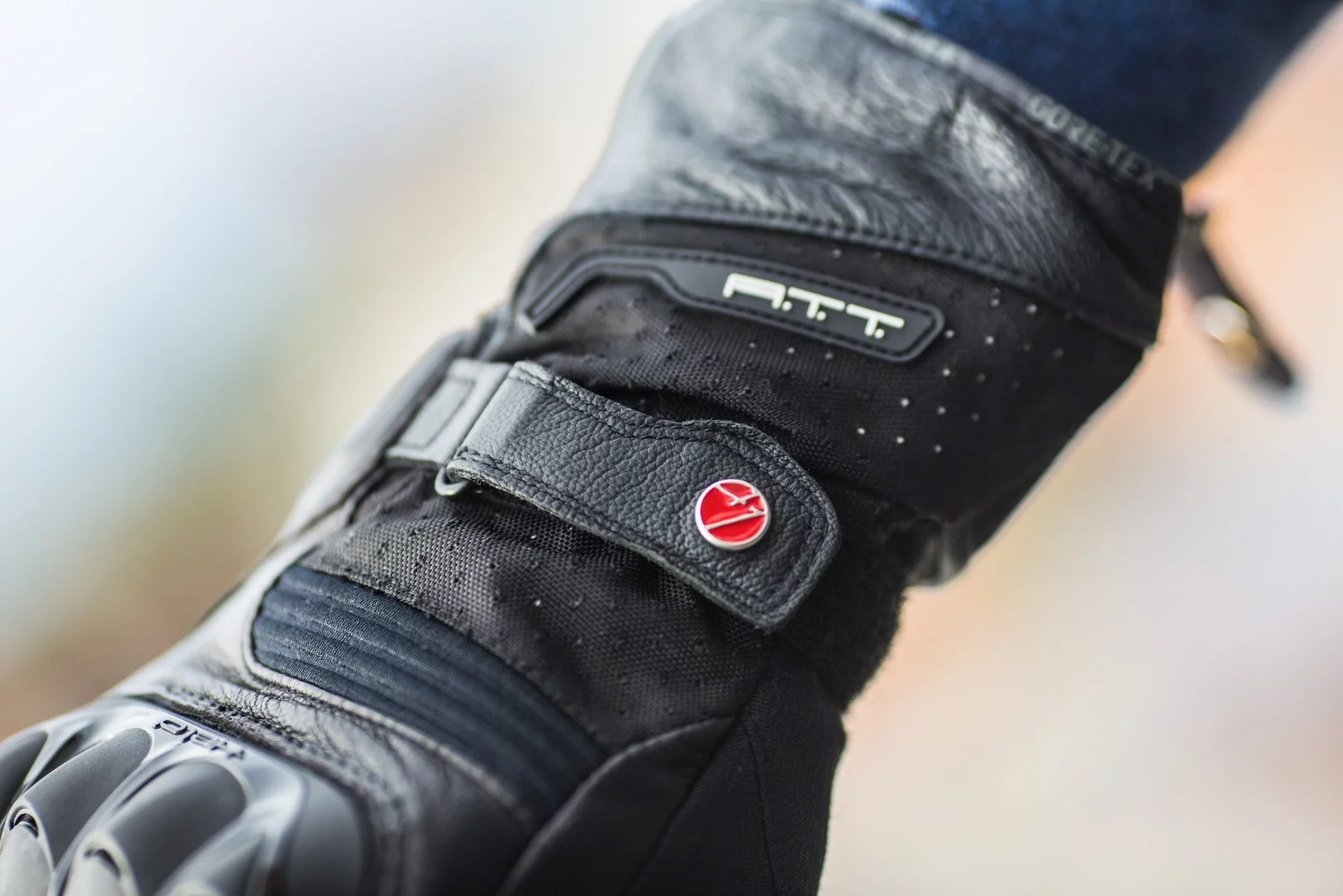Held Air n Dry gloves: velcro fasteners