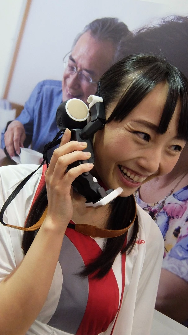 When used as a phone, it raises its arms and bends its legs slightly forward to mimic the shape of a handset