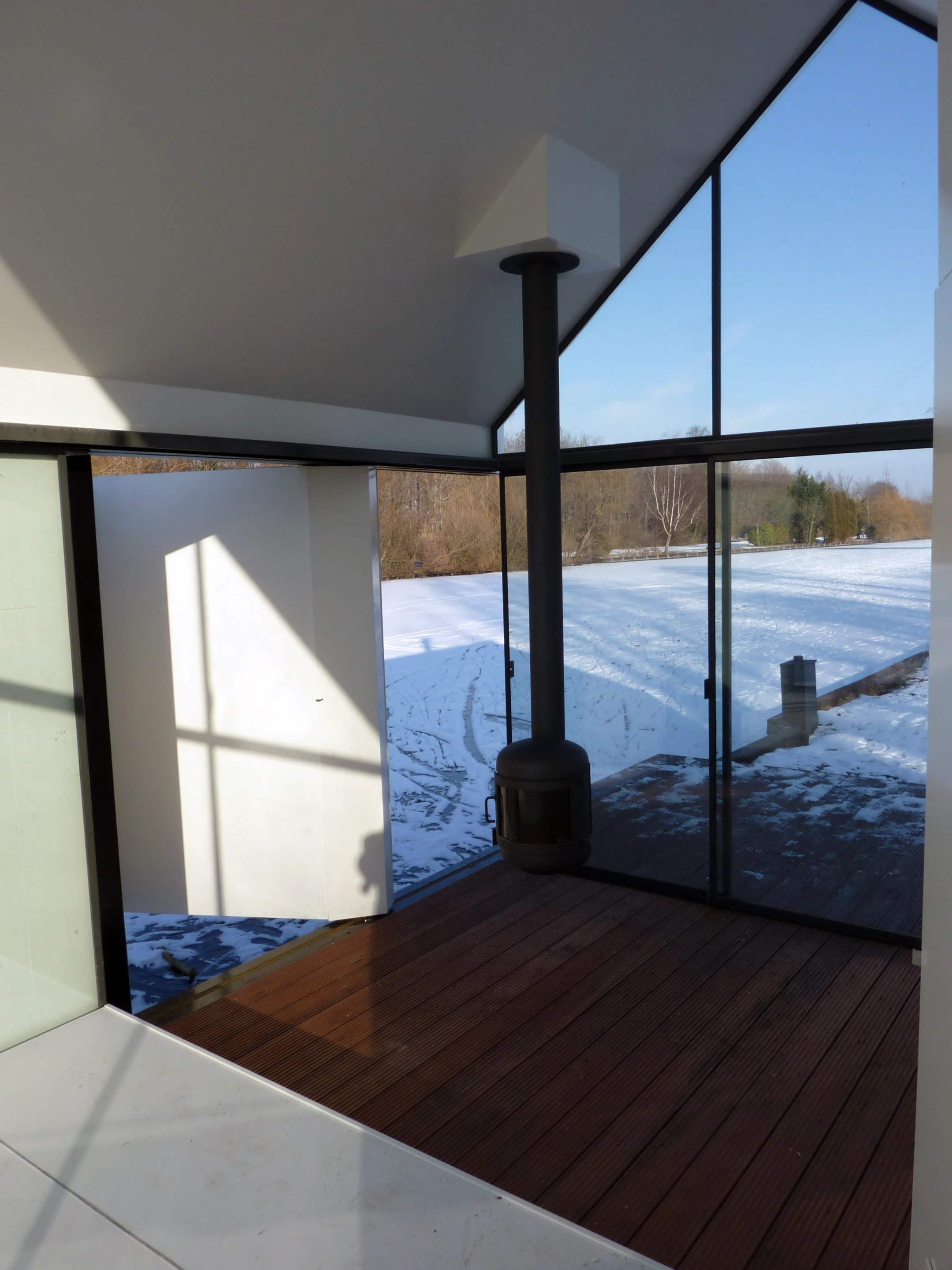 One of the wooden facades turns out to be a folding door (Photo: 2by4-architects)