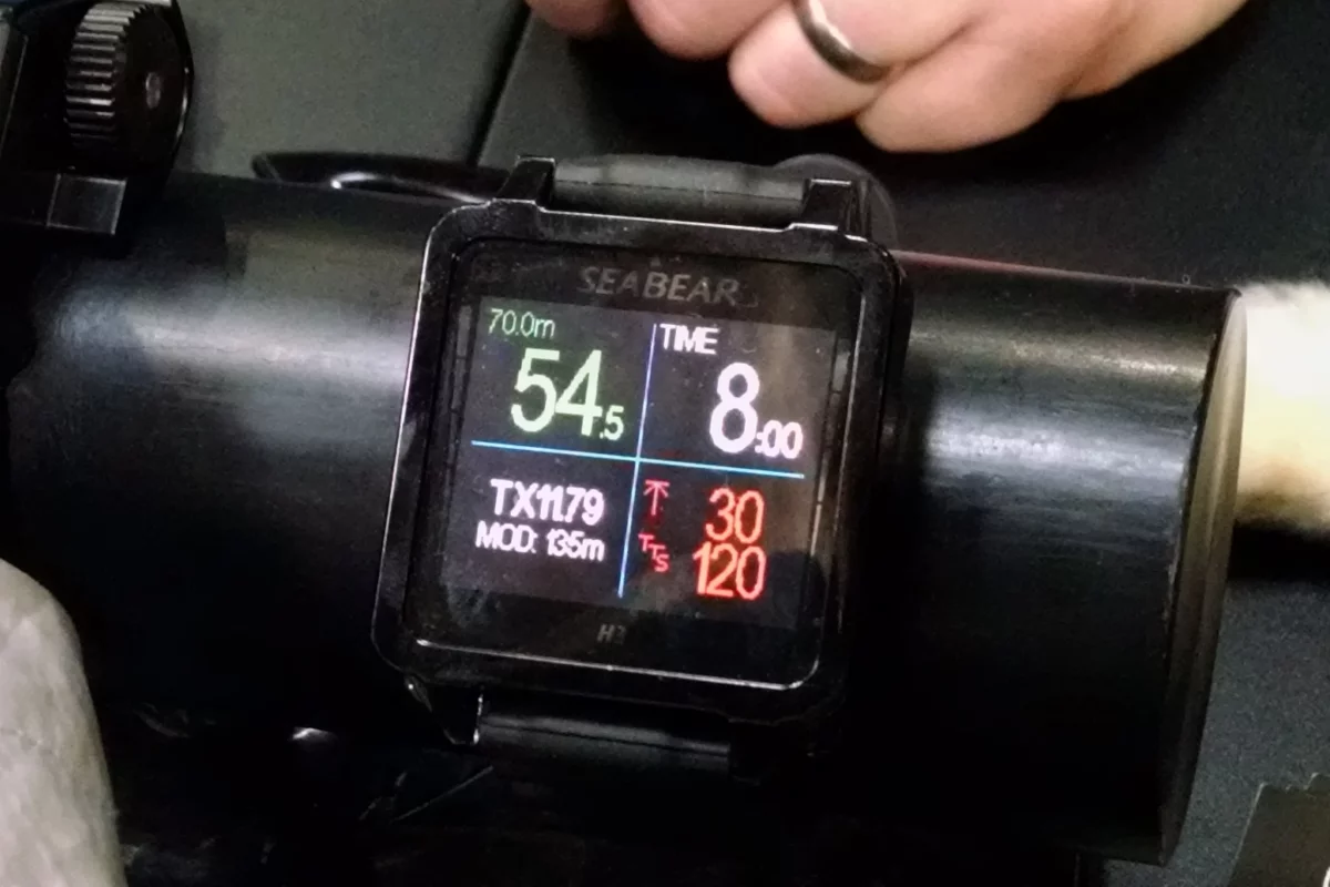 The H3 boasts a 1.7-in color OLED display (Photo: C.C. Weiss/Gizmag)