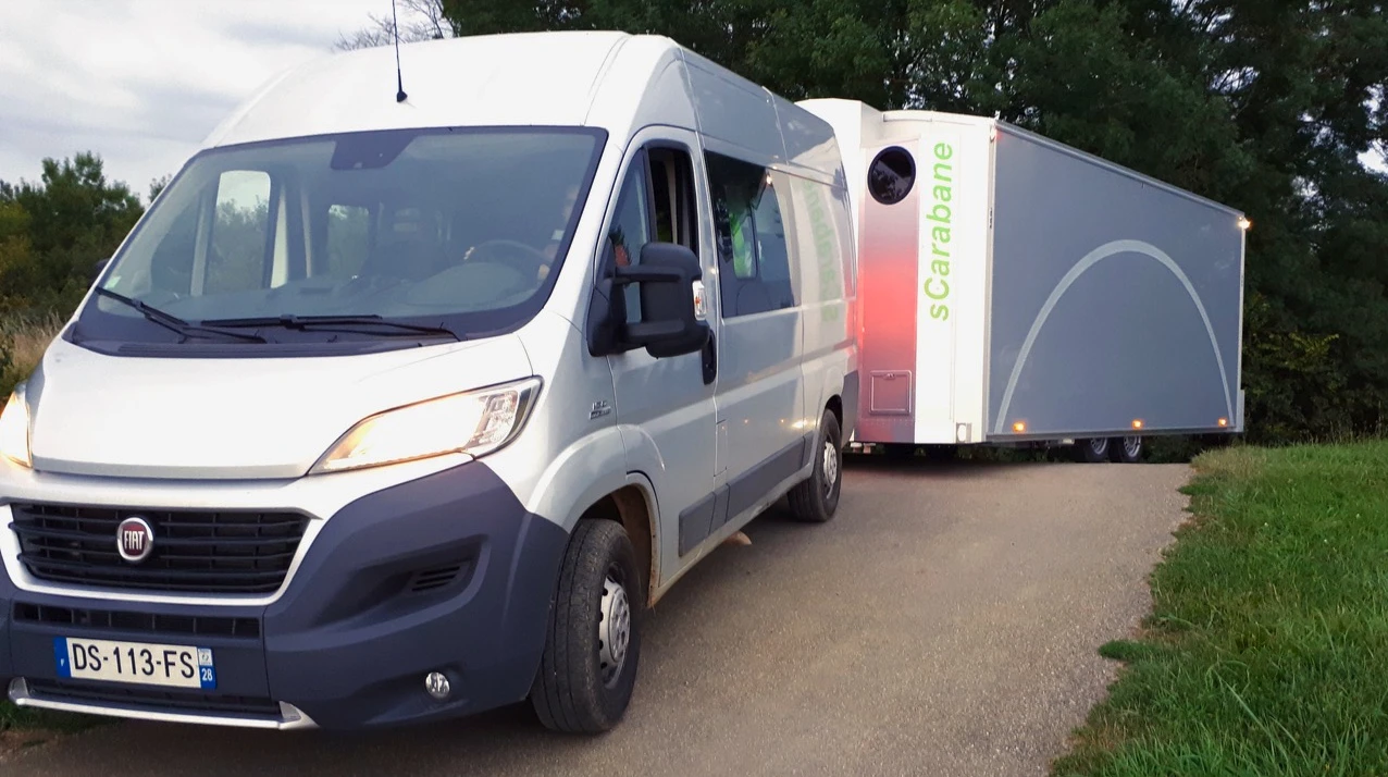 The sCarabane certainly isn't a compact caravan, but thanks to its retractable hardware, it is much more portable than it looks like at camp