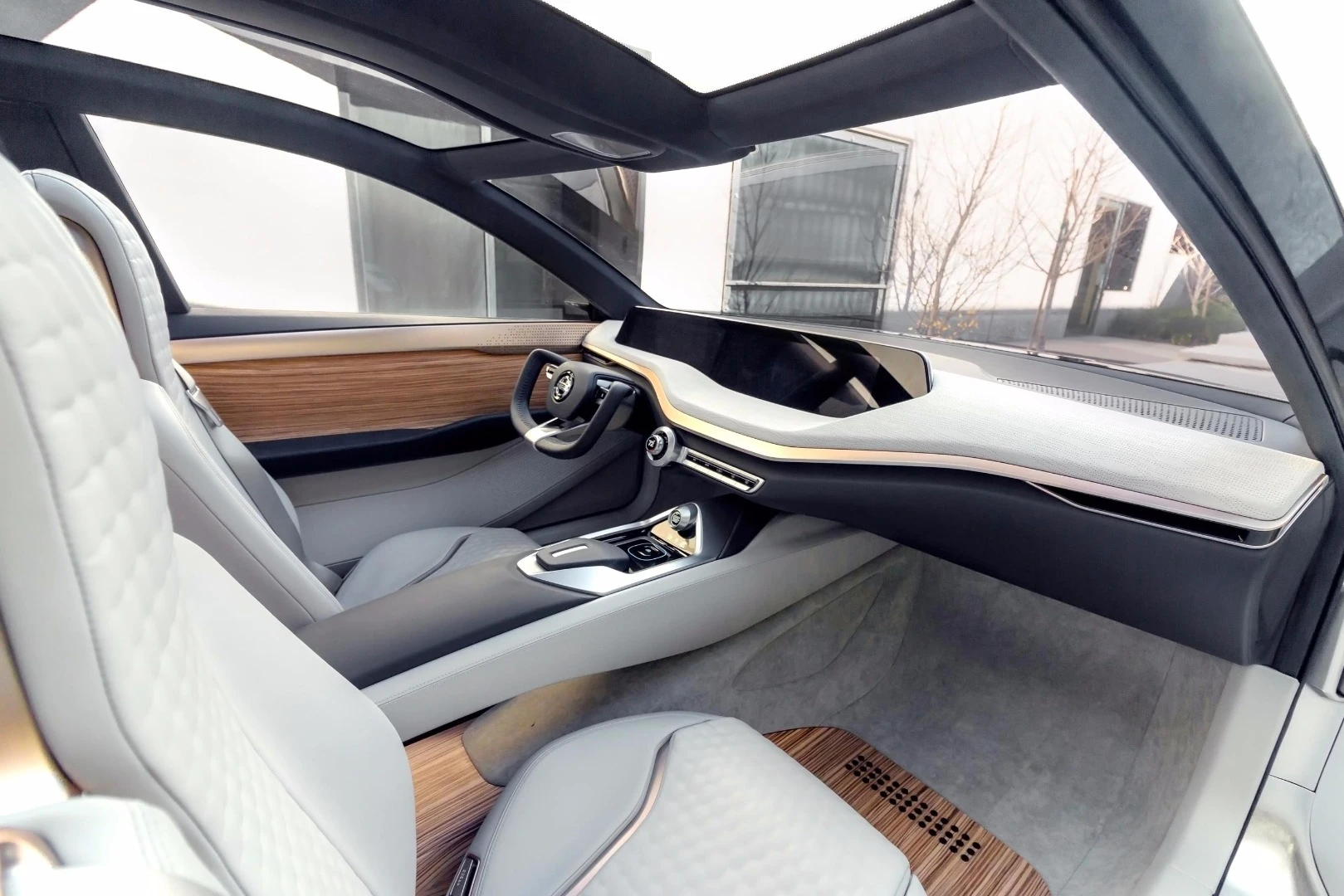 Nissan aimed for a minimalist design to the Vmotion 2.0’s interior