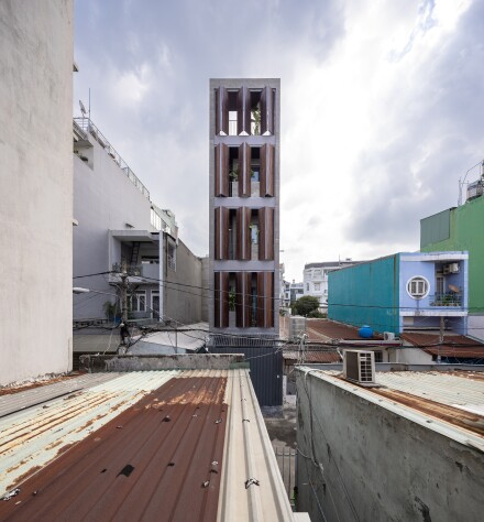 The Chic Vid House, by STD Design Consultant, is located in a bustling area of Ho Chi Minh City, on a plot measuring just 3.9 m (almost 13 ft) in width