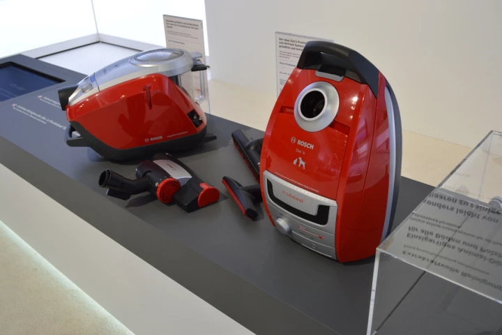 The bagless (left) and bagged versions of the Zoo'o ProAnimal at IFA