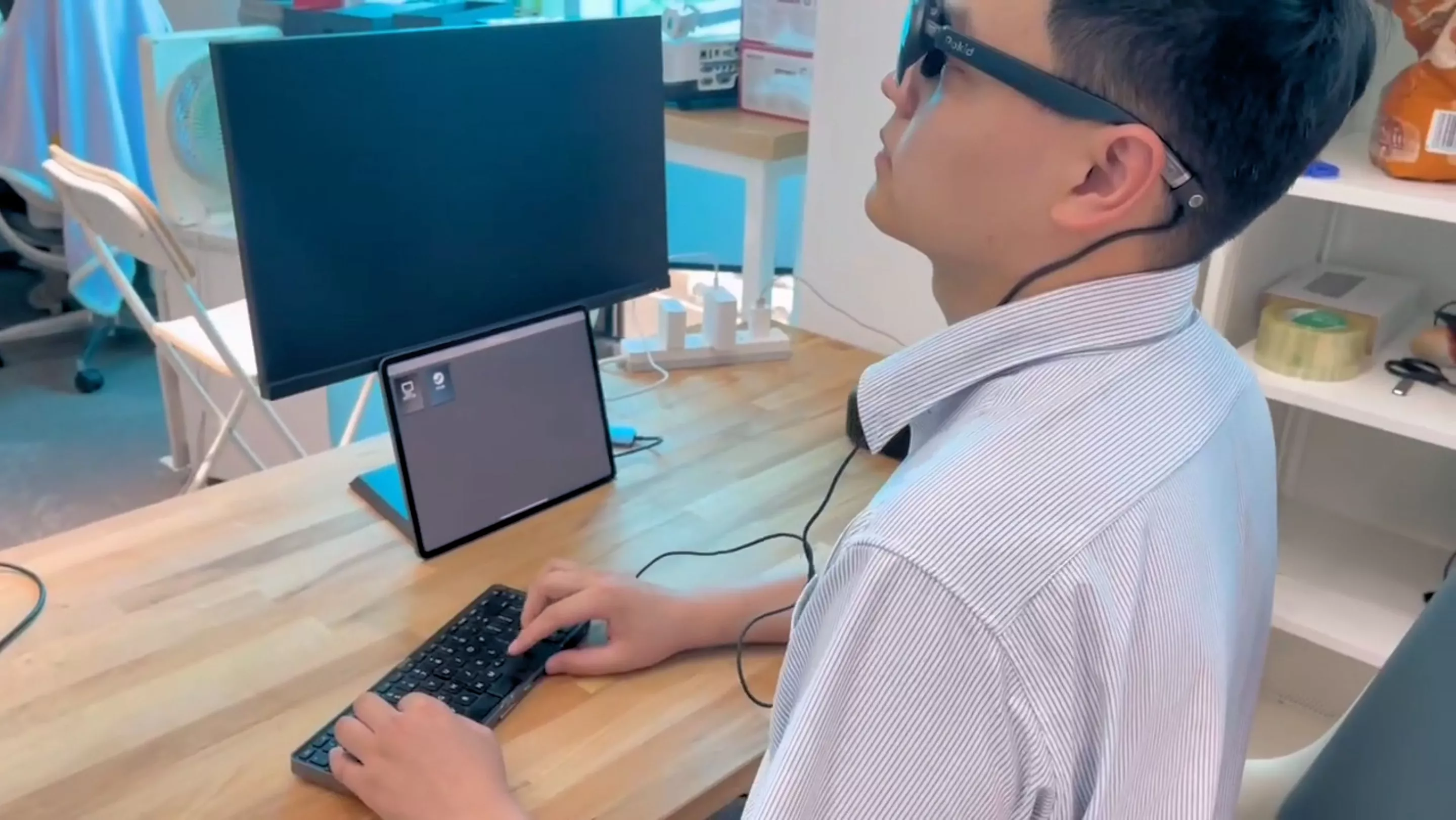 The Lunar 2-in-1 is reckoned compatible with any computer monitor, can wirelessly connect to a tablet or can be cabled to a pair of AR glasses