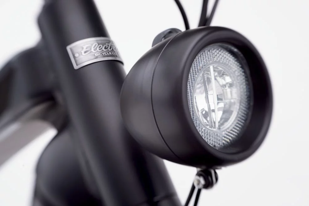 The Café Moto Go! features a Spanninga bullet headlight and E3 rear LEDs