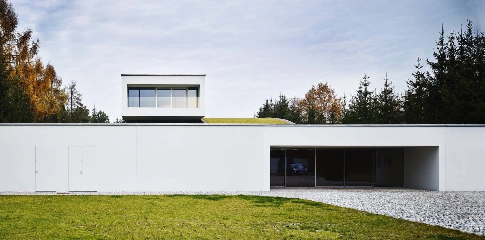 The house measures 990 sq m (10,656 sq ft) spread over two floors (Photo: Juliusz Sokołowski)
