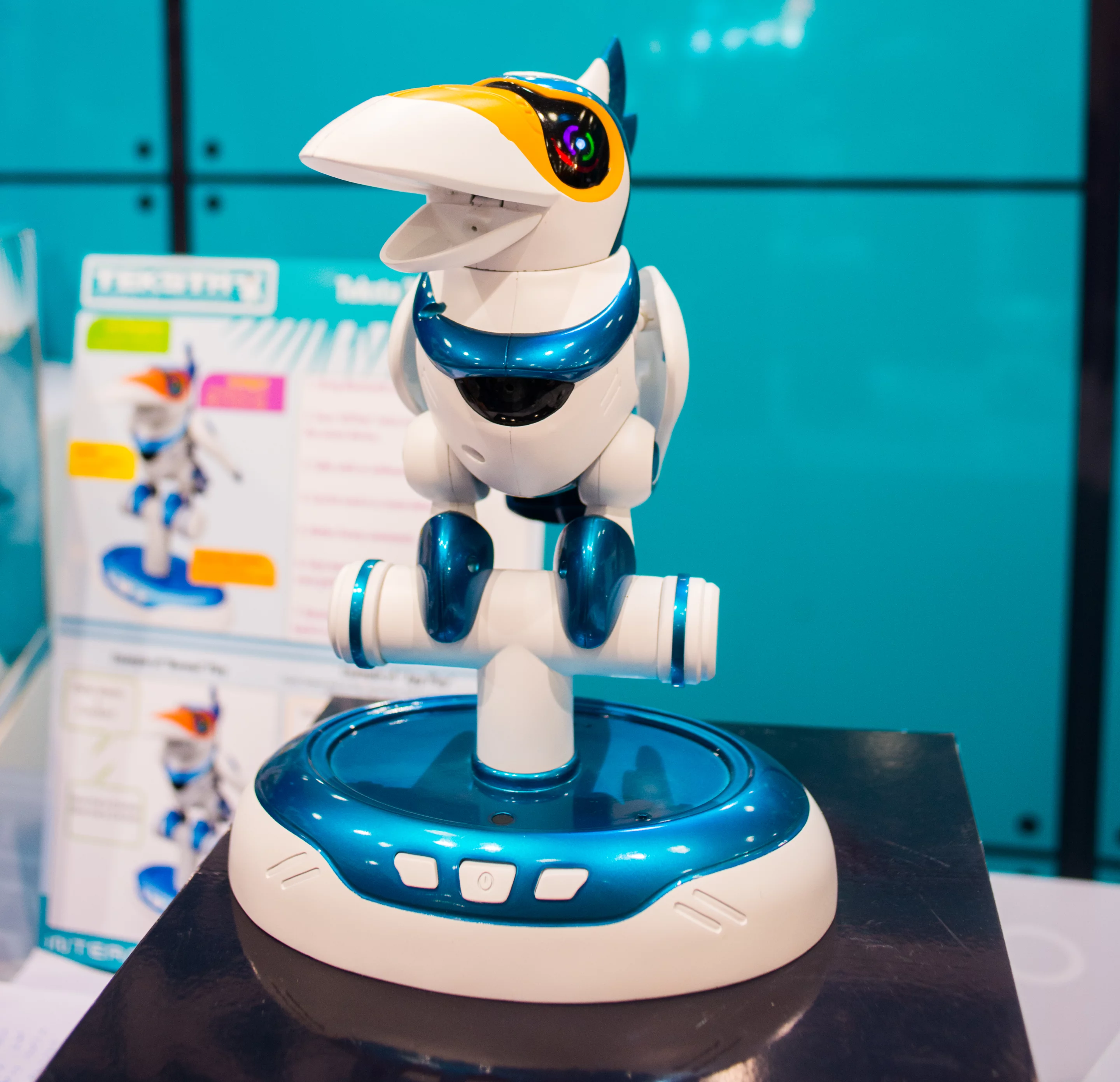 During our time with the Teksta Toucan, it told a number of jokes and chatted about our day