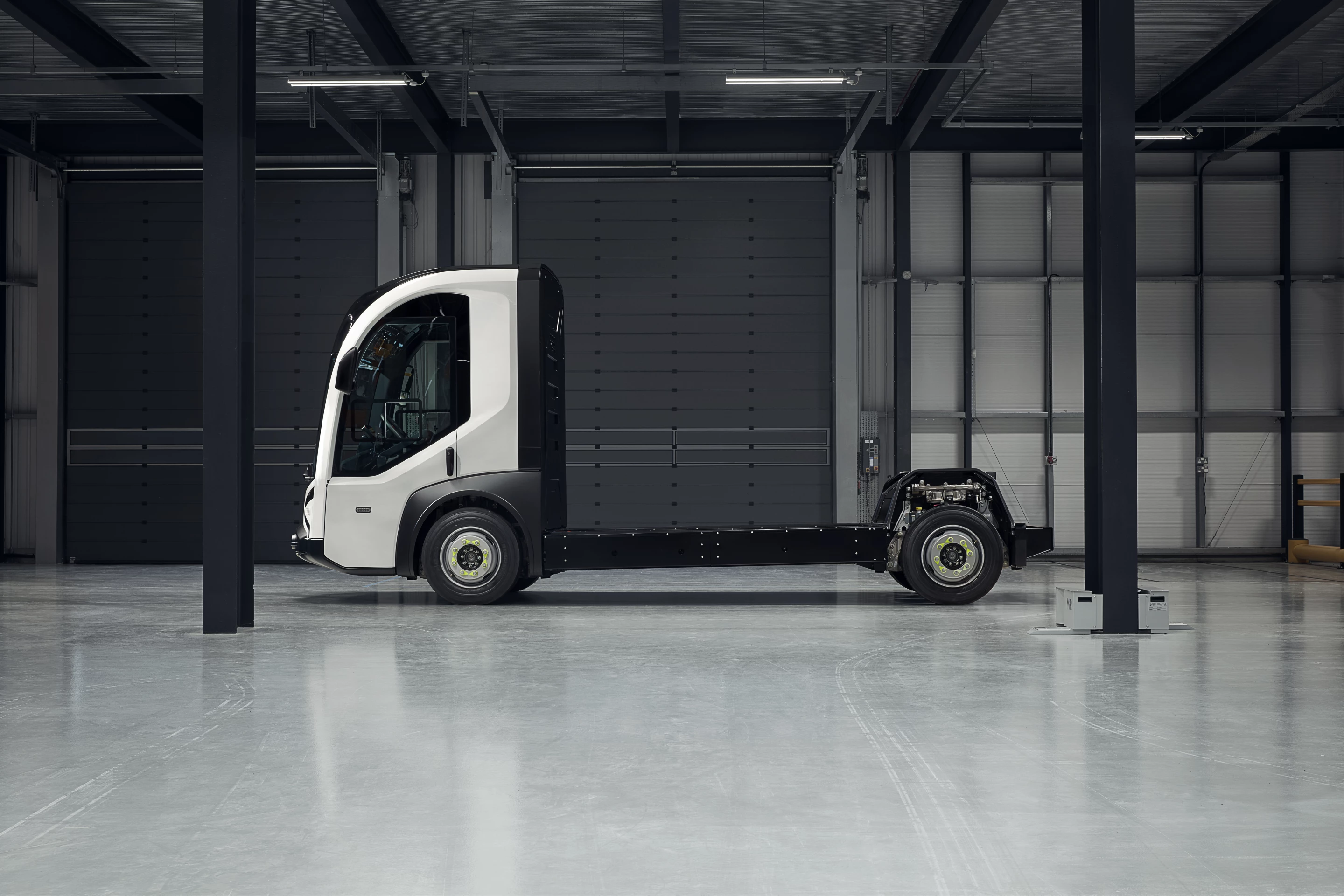 An ultra-flat chassis that extends from the nose to the tail, interrupted only by the wheel arches