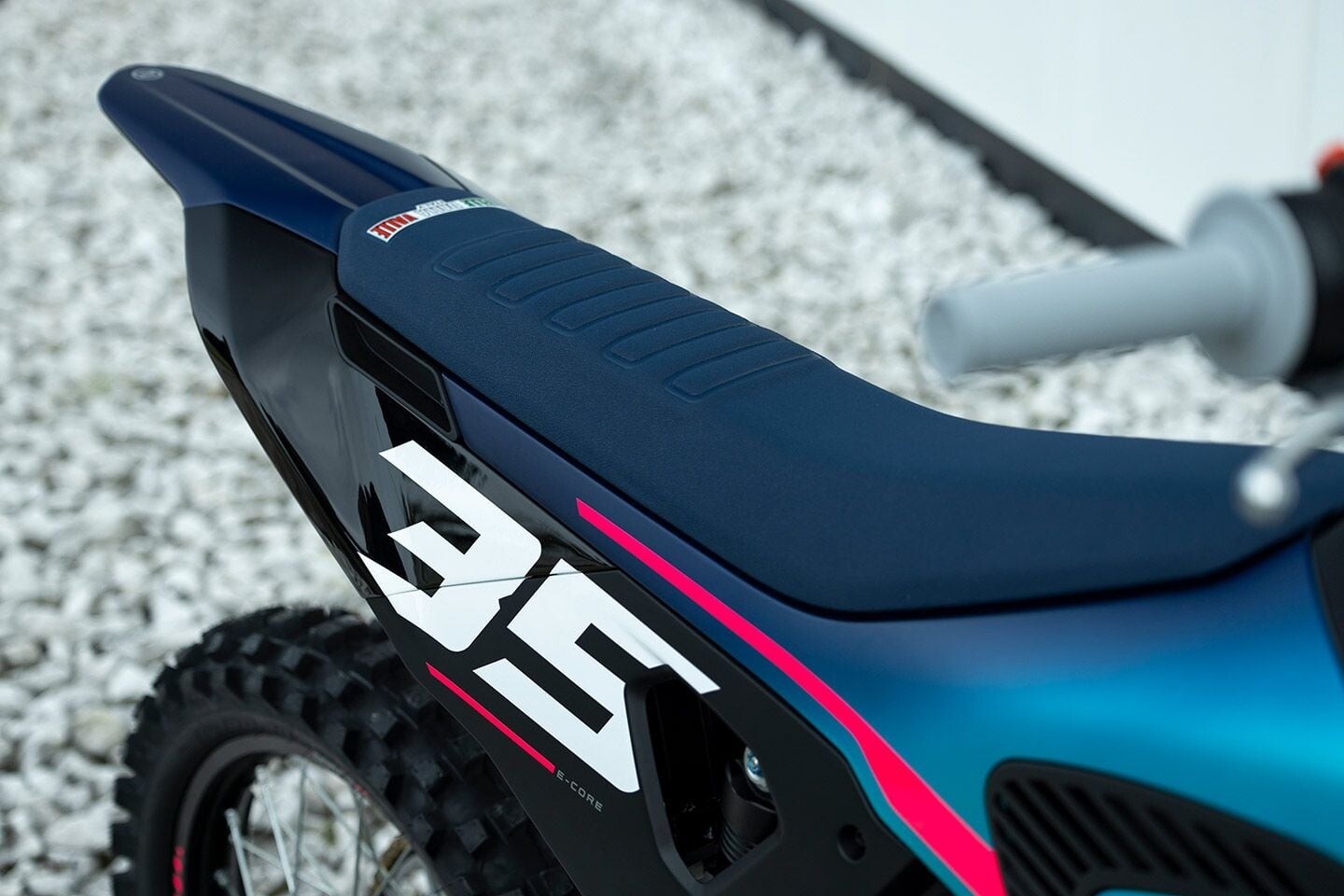 El CFMoto CF-X Concept tiene una altura de asiento de 37,8 pulgadas
