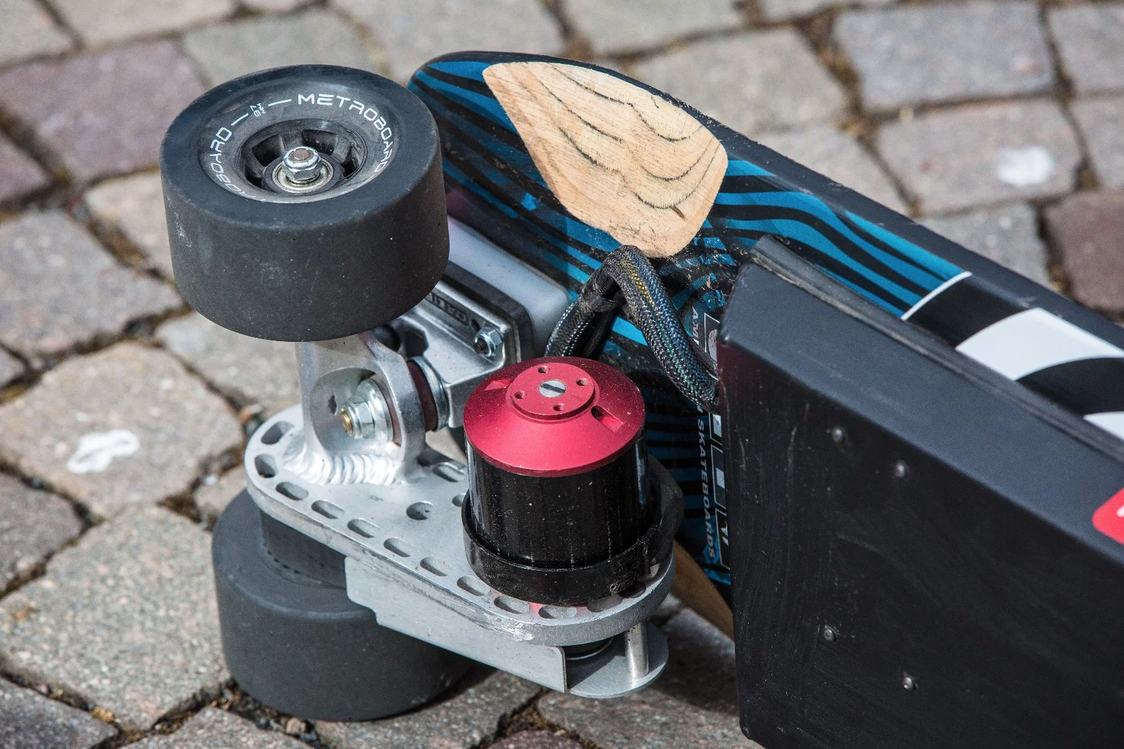 The Micro Slim is fitted with a 36-volt lithium battery and brushless outrunner motor for a moderate range of 10 mi (16 km), but a whopping power output of 3,000 W