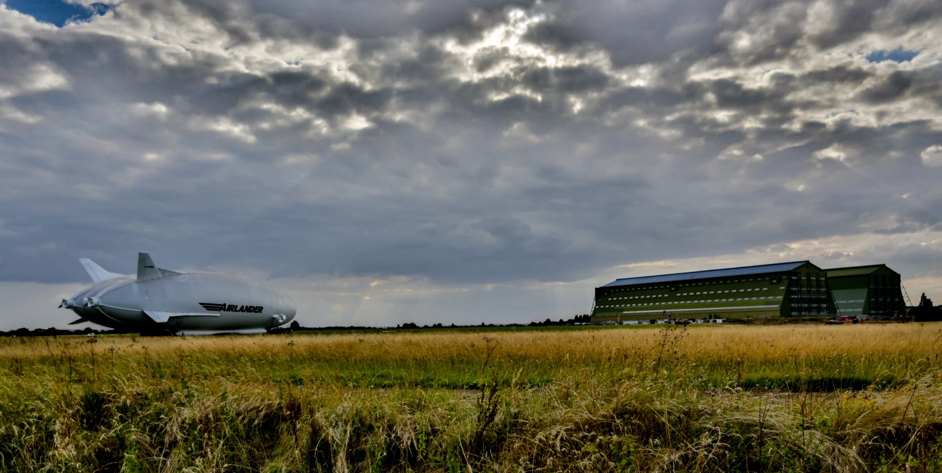 The Airlander 10 facing the hangars at Cardington