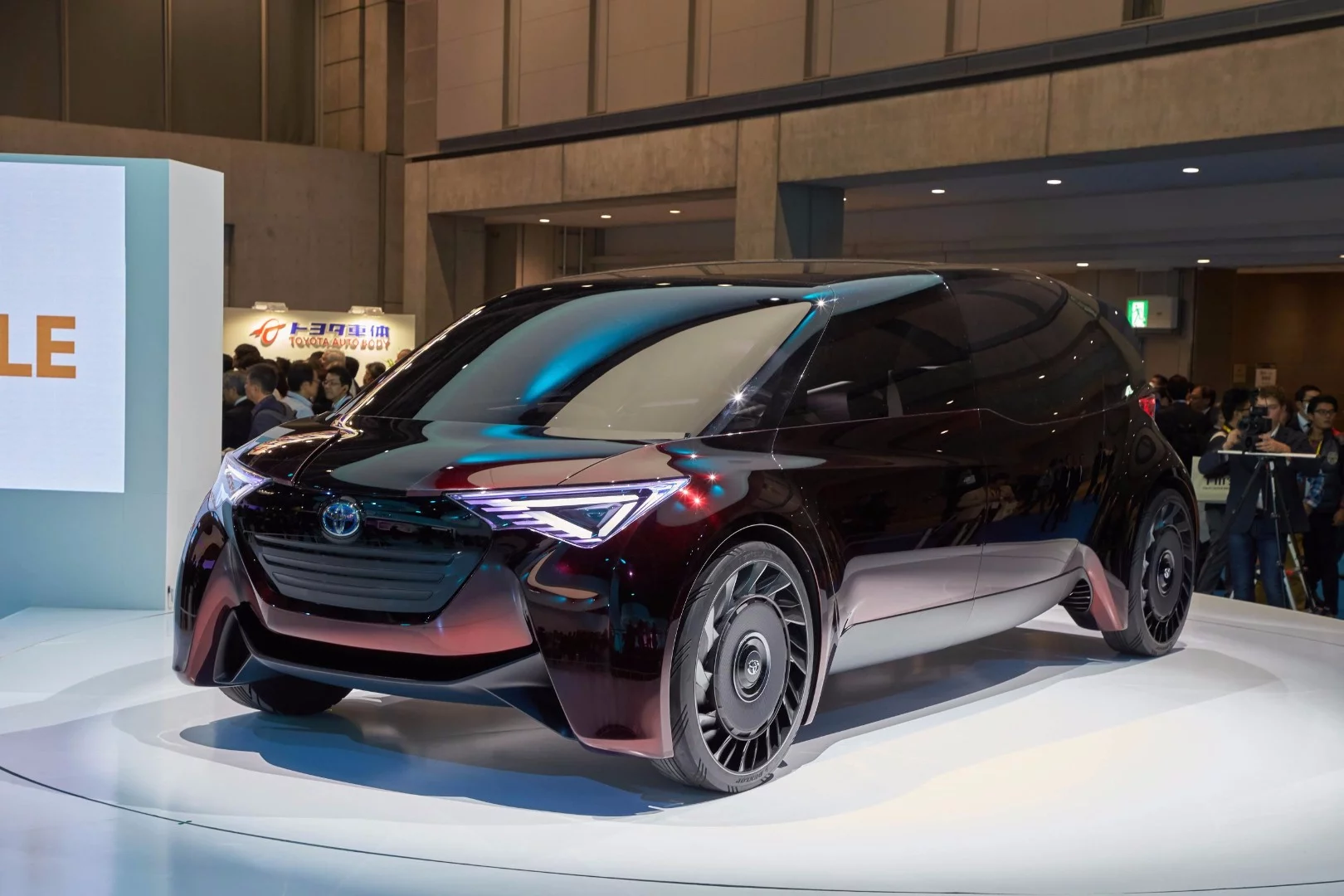 Toyota shows the Fine-Comfort Ride fuel cell minivan concept