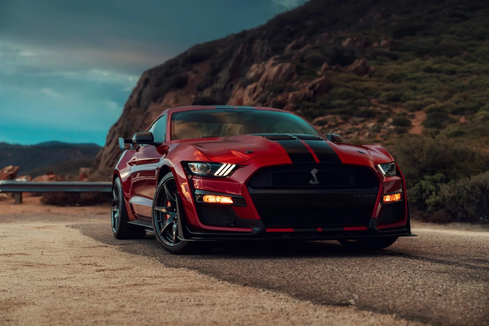The air scoops and intakes on the Mustang Shelby GT500 model are about twice as large as those on the GT350, improving airflow to the engine by over 50 percent