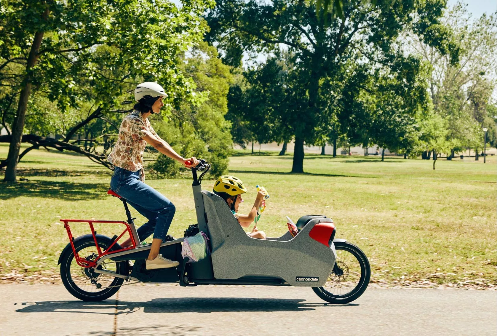The Wonderwagen Neo sports a 100-kg front bucket with seating for two kids