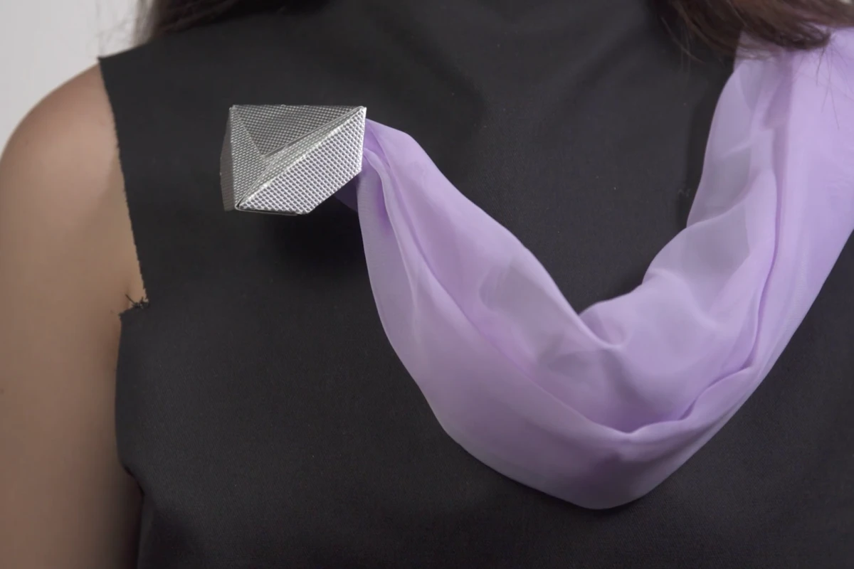 A scarf controlled by mini robots that crawl over clothing