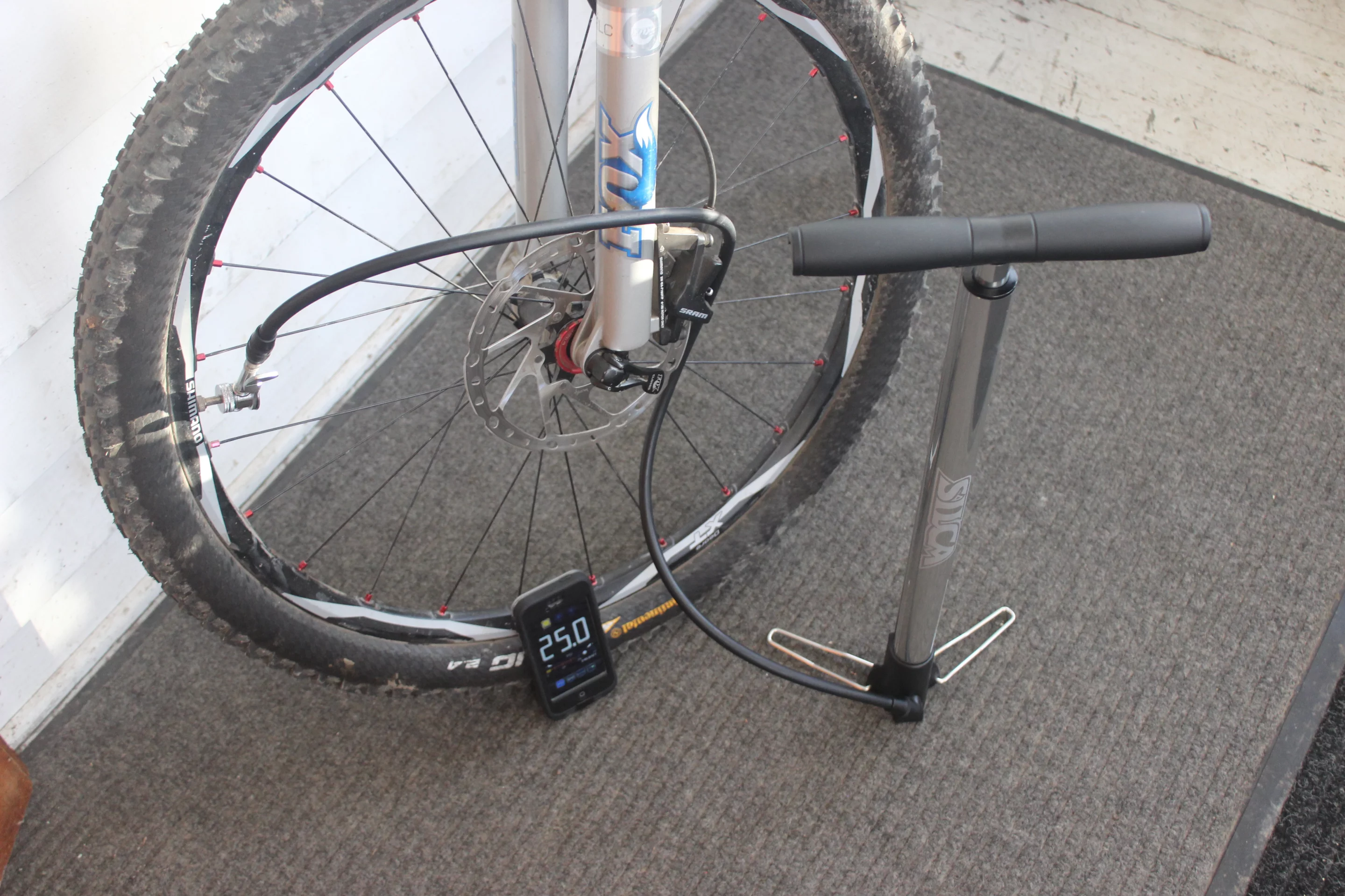 New Atlas reviews the Bluetooth-enabled Silca Viaggio travel floor pump