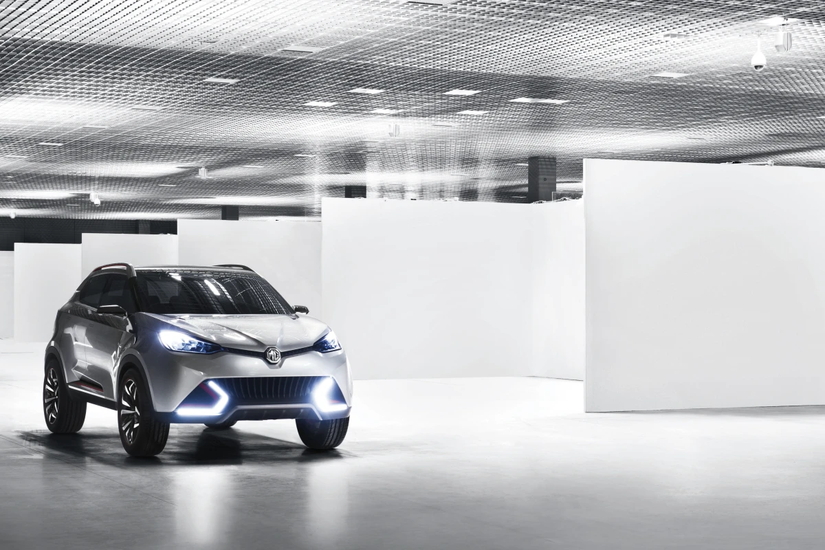 MG CS headlights have a multi-faceted ‘shard’ structure which refracts light in various colours