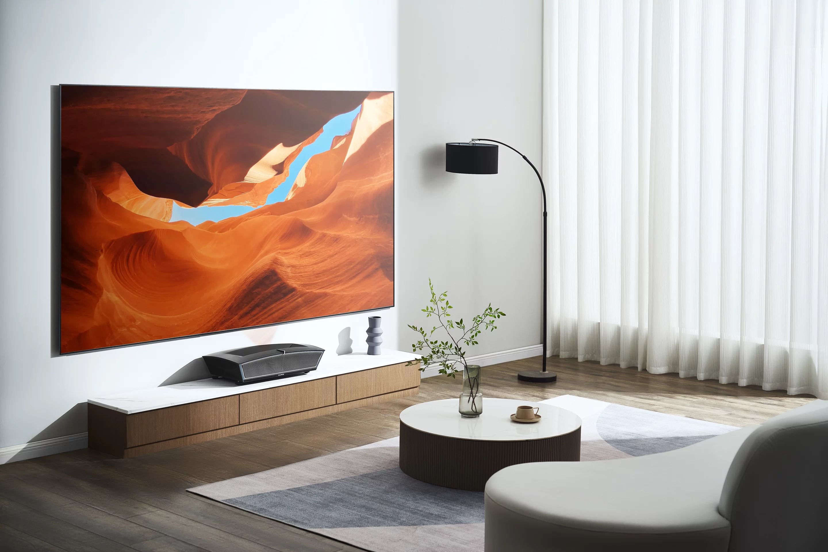 The Casiris H6's Tri-Color laser light source is reckoned bright enough for daytime viewing with the need for blackout curtains