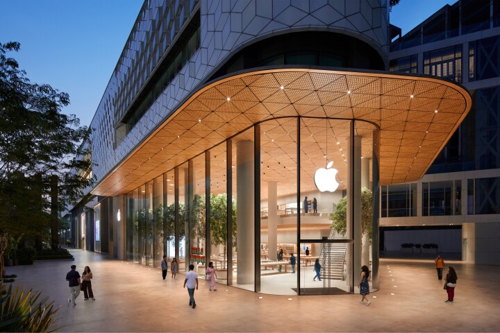 Apple BKC is defined by its stunning timber ceiling, which extends outwards onto the store's shading canopy