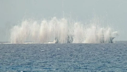 The initial launch image of MASS dramatically illustrates the MASS capability to deploy optimum decoy patterns.