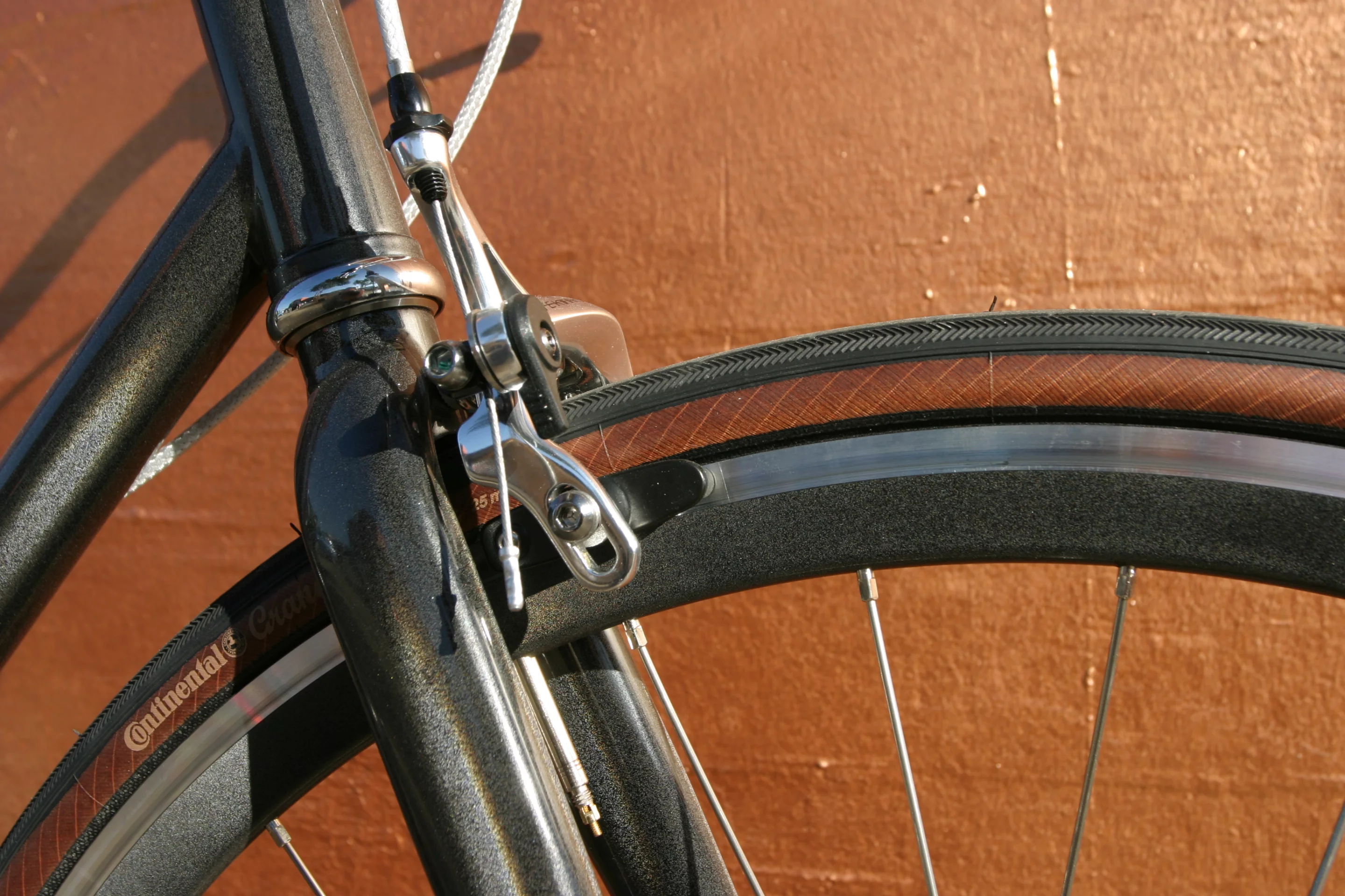 All Mission bikes comes with caliper brakes