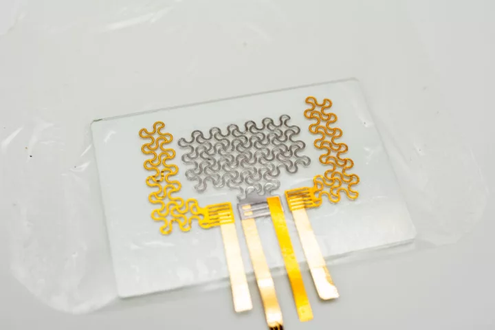 The e-tattoo utilizes two sensors to perform two functions