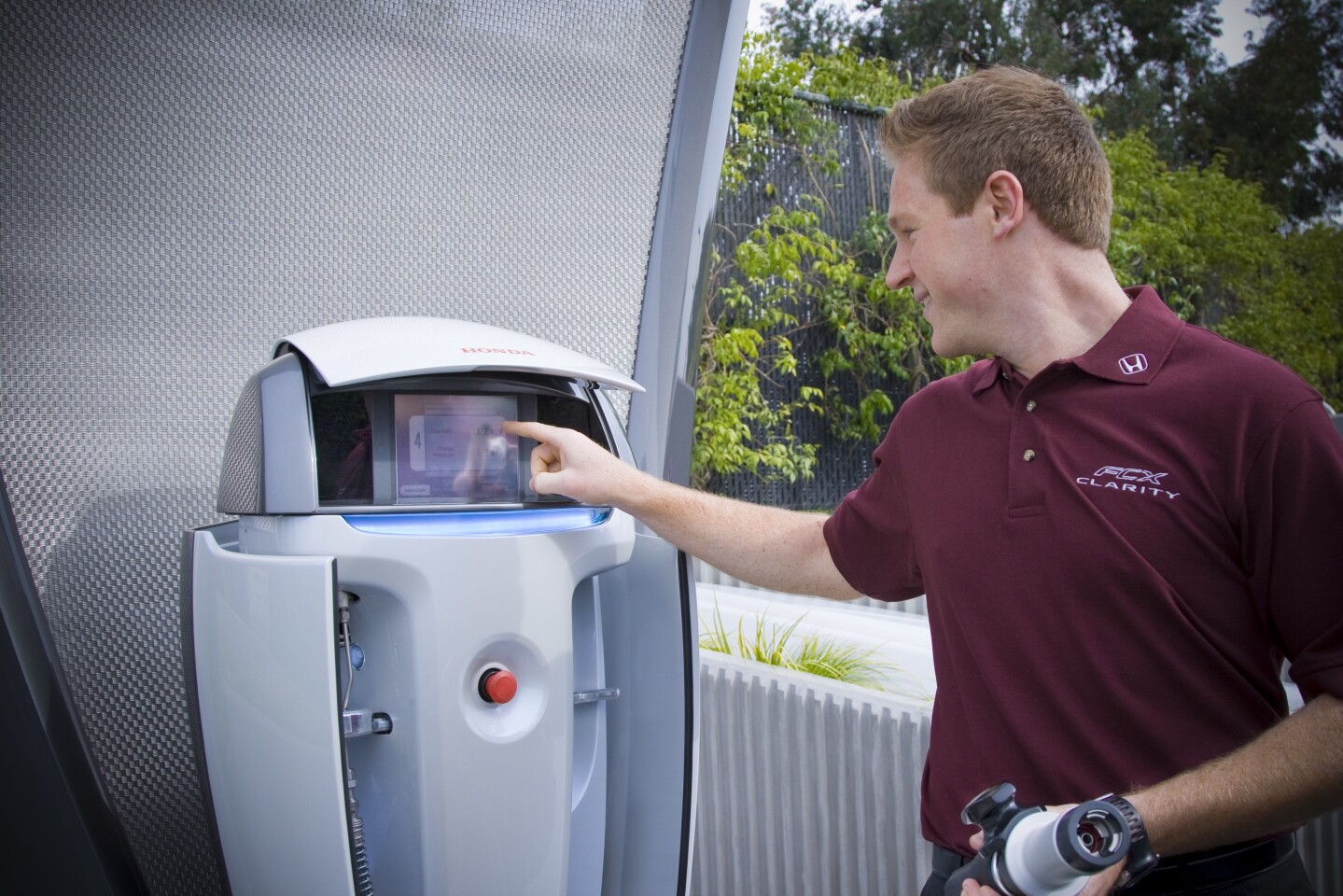 Honda's next gen solarpowered hydrogen fuel cell station for home use