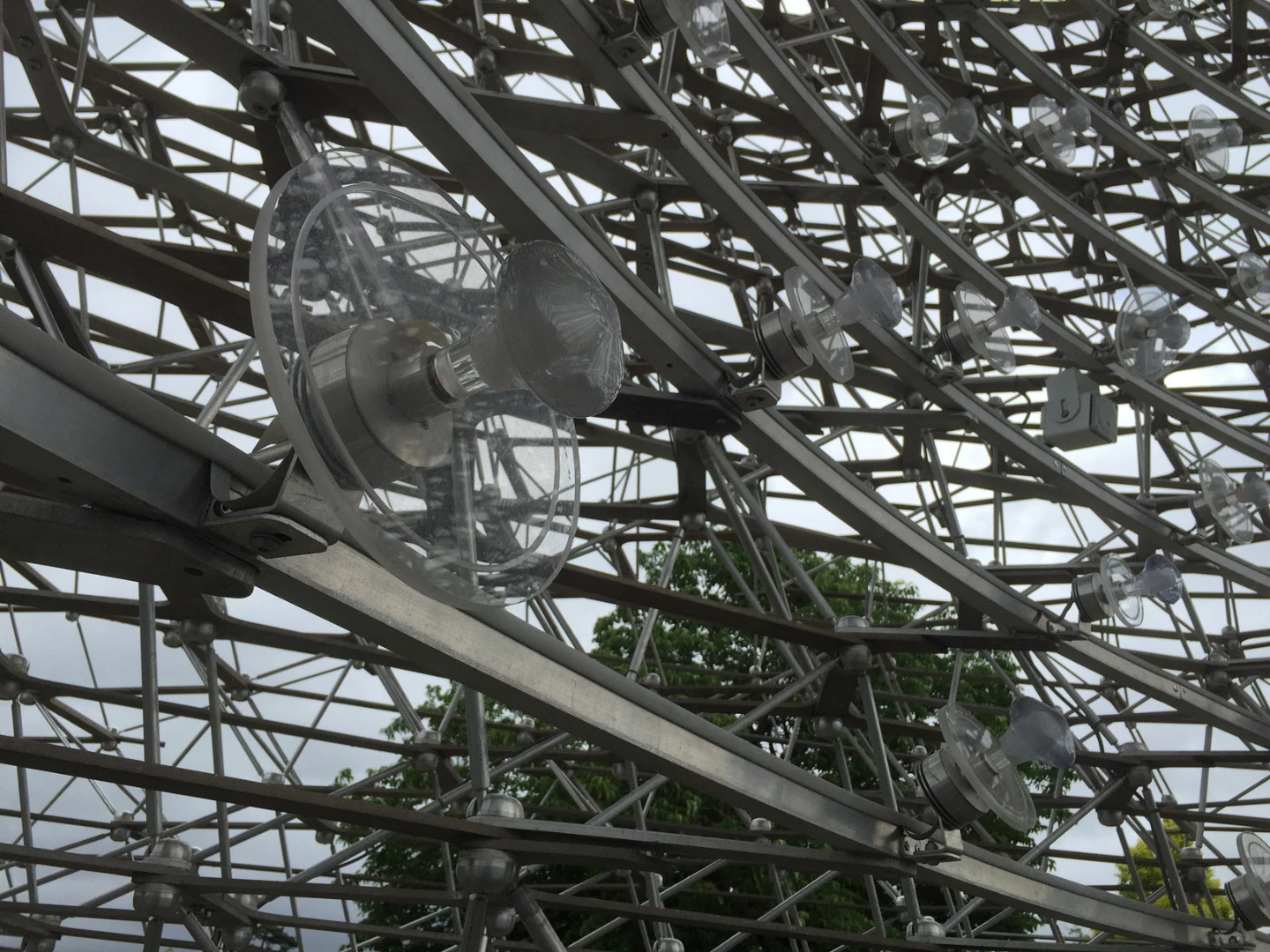 The Hive is made up of 1,000 LED lights that brighten and dim according to the energy levels of a real beehive on the garden's grounds