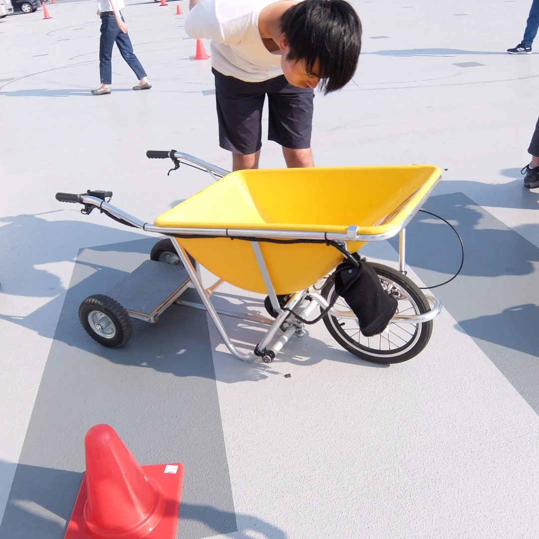 The E-cat kit by Fabmobi turns a wheelbarrow into a transport appliance