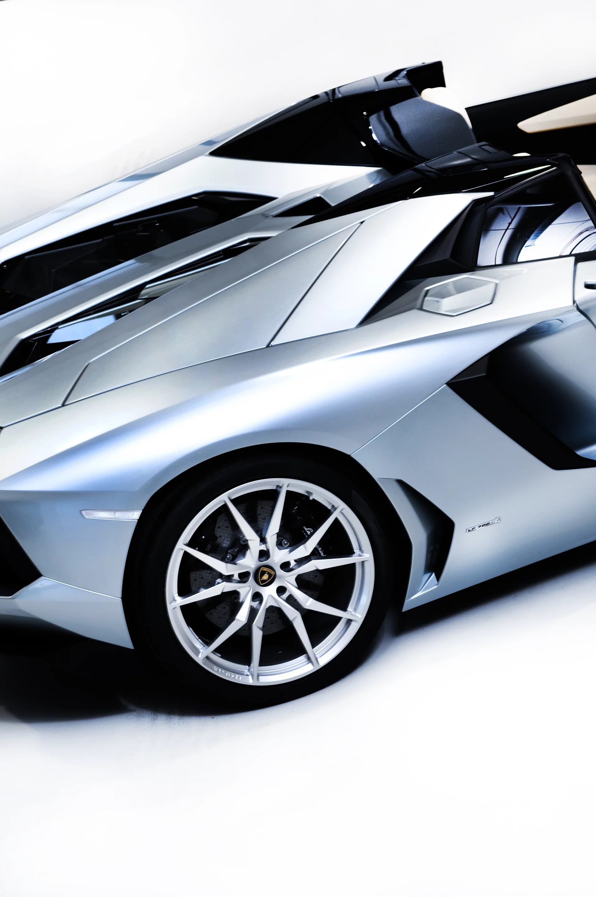 The Lamborghini Aventador LP700-4 Roadster sports new Dione 20”/21” rims crafted from light forged aluminum