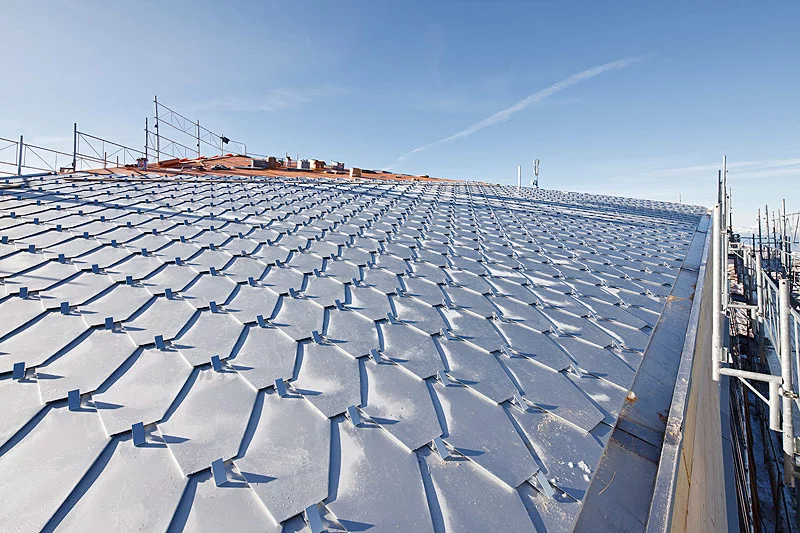 The aluminum facade resembles a scaly metal skin (Photo: Scherrer)