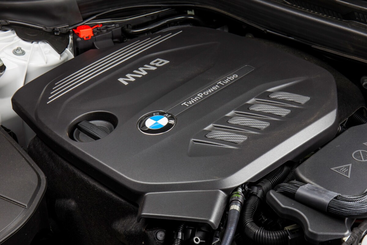 The BMW 520d is powered by a 4-cylinder diesel producing 140 kW/400 Nm