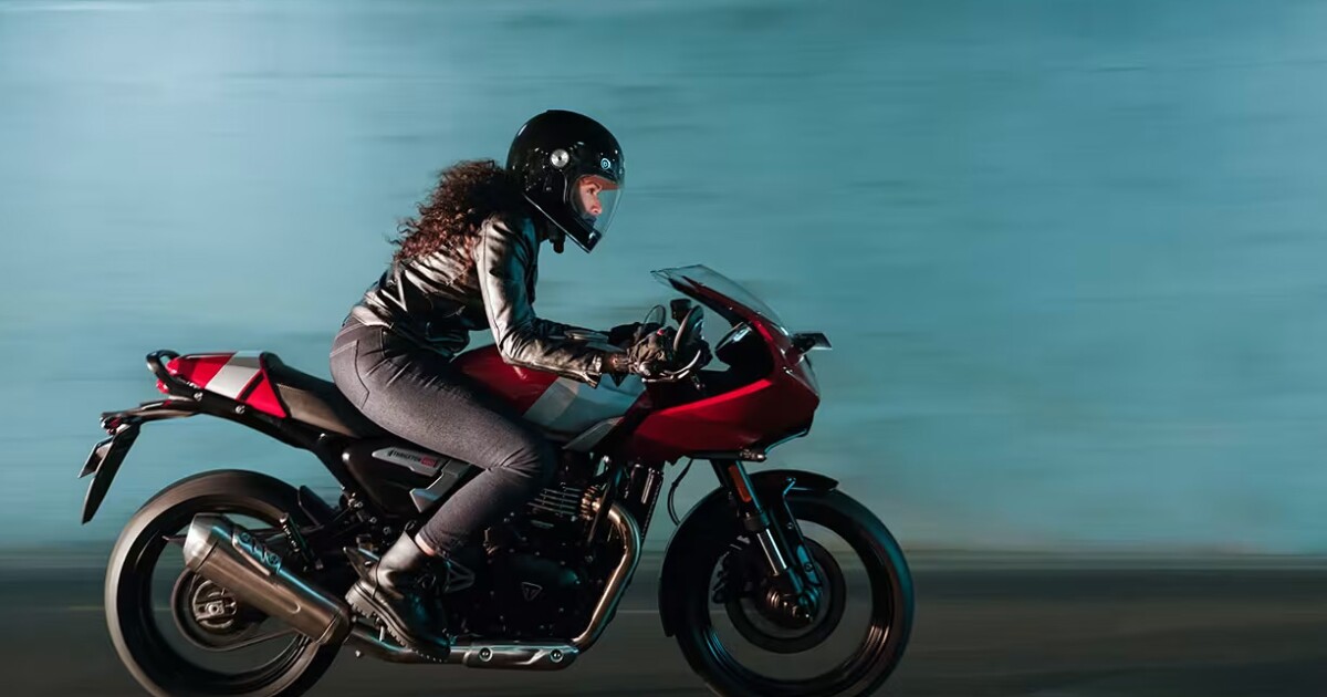 Triumph unveils Thruxton 400 with modern classic style Triumph unveils Thruxton 400 with modern classic style