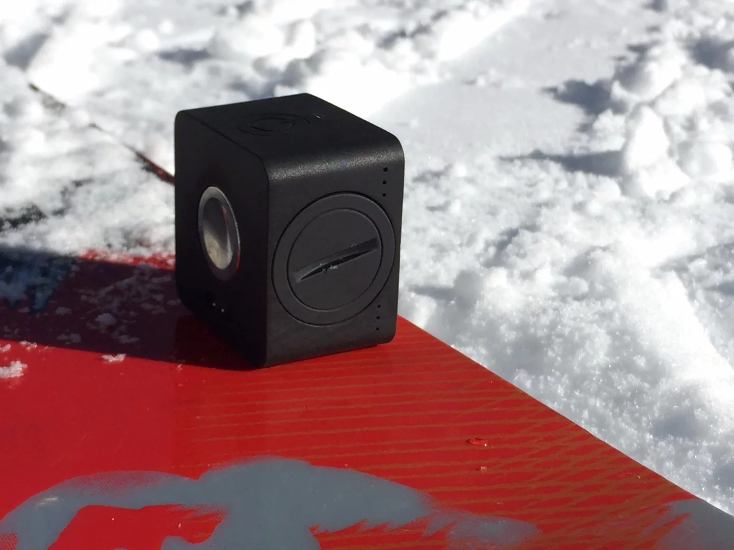 The Mokacam revealing side cover and magnetic back