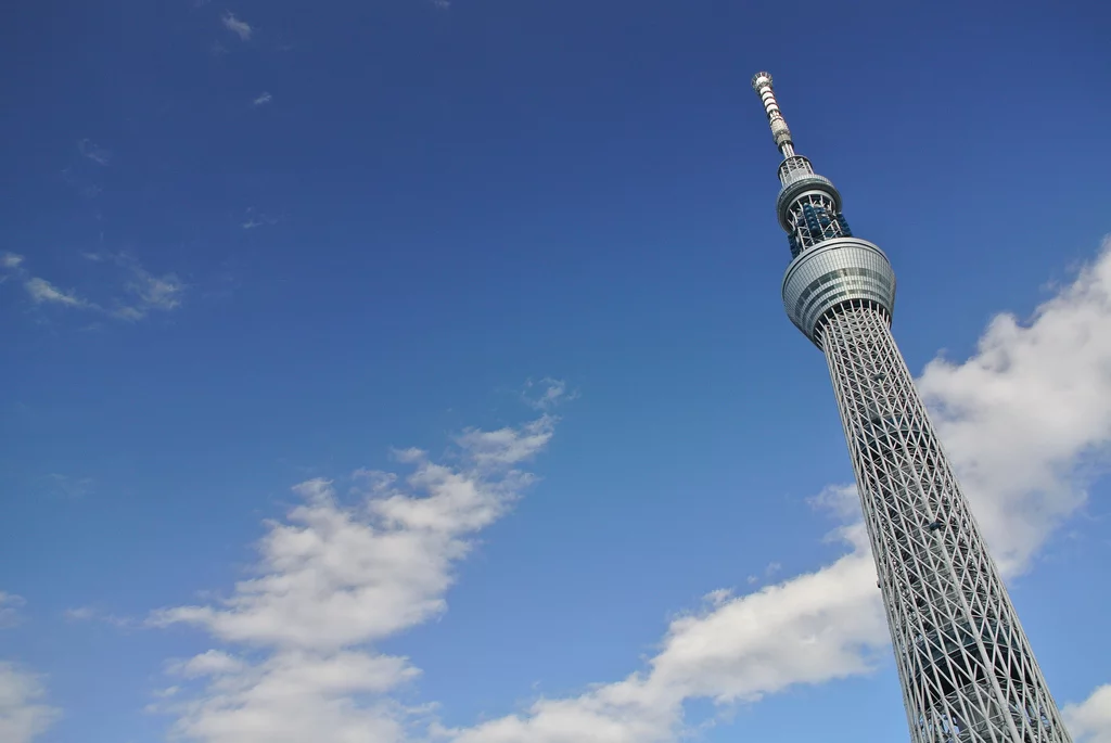 The 2,080-foot Tokyo Sky Tree, the world's second tallest structure, combines cutting edge technology and medieval methods to stand firm in the event of an earthquake (Photo: Zengame)