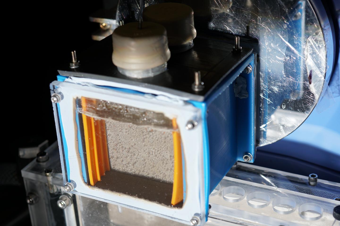 Une nouvelle feuille de photos développée à l'Université de Cambridge convertit le dioxyde de carbone et l'eau en carburants utilisables