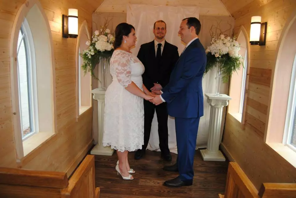 A couple getting married in the Tiny Chapel (Photo: Tiny Chapel Weddings)