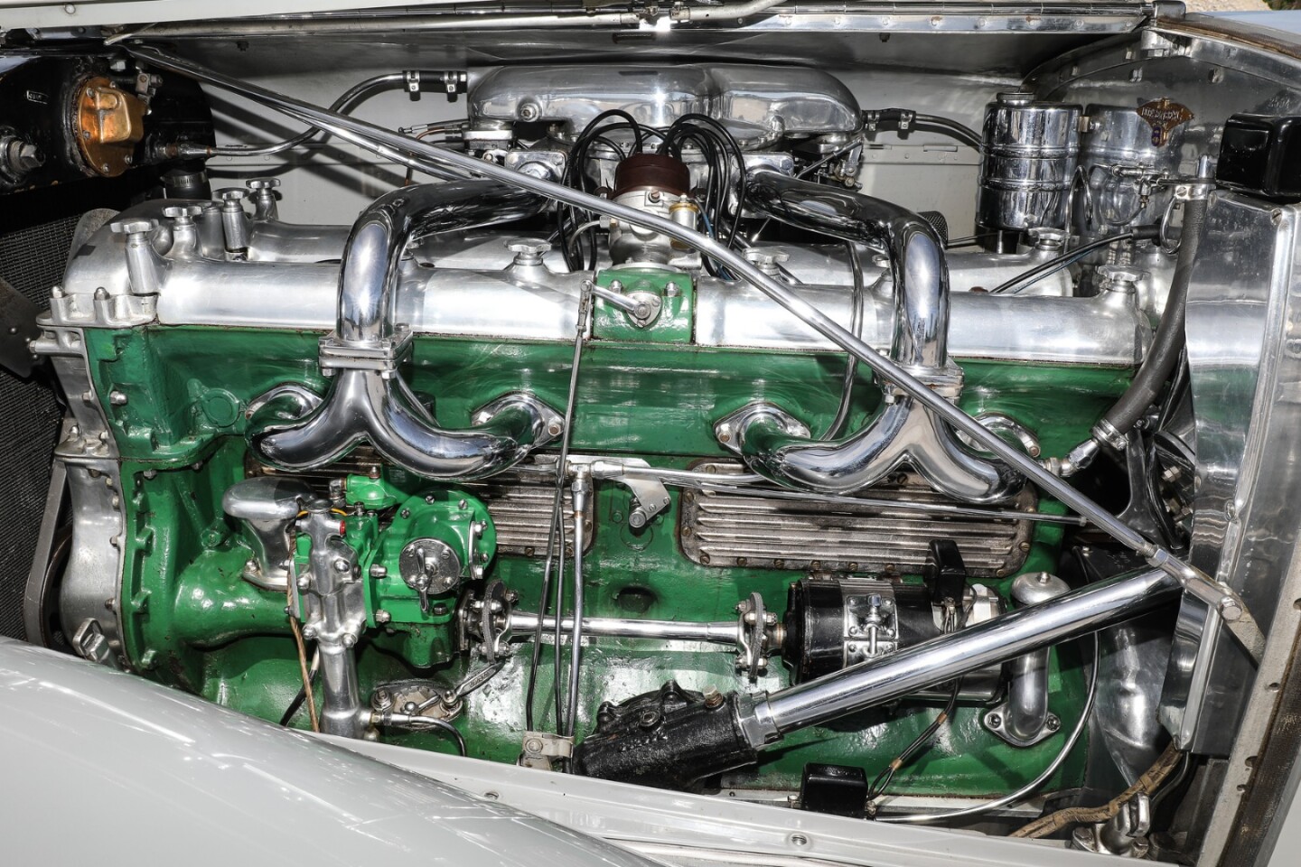 The 1935 Duesenberg SSJ was powered by a supercharged 7-liter (420 cu in) DOHC eight cylinder engine producing 400 hp (298 kw) at 5,000 rpm