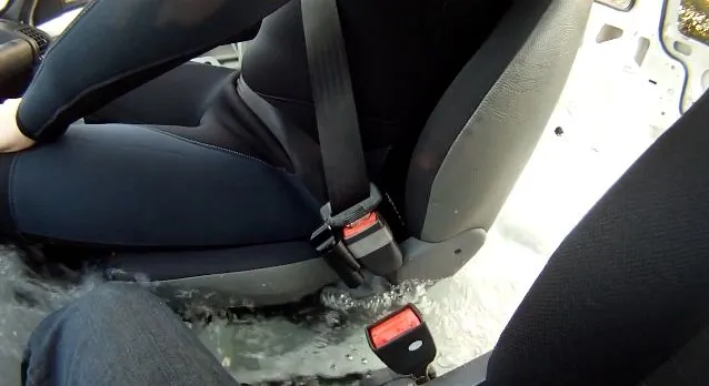 The Escape Belt (on left side of buckle), just prior to releasing the seat belt in a pool test