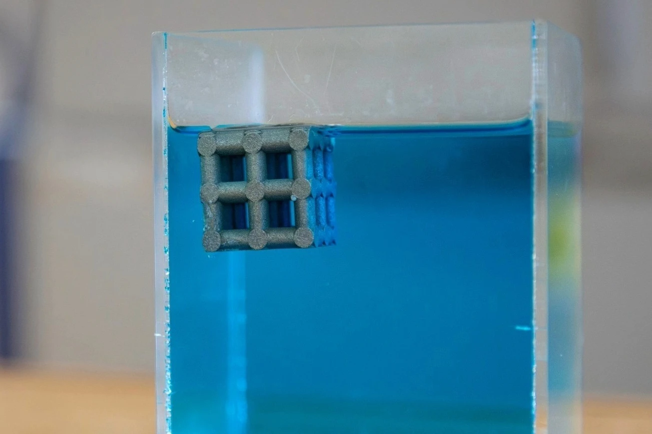 The scientists created simple cubic lattices from Ti-6Al-4V, consisting of 4 x 4 x 4 arrays of 10-mm cells