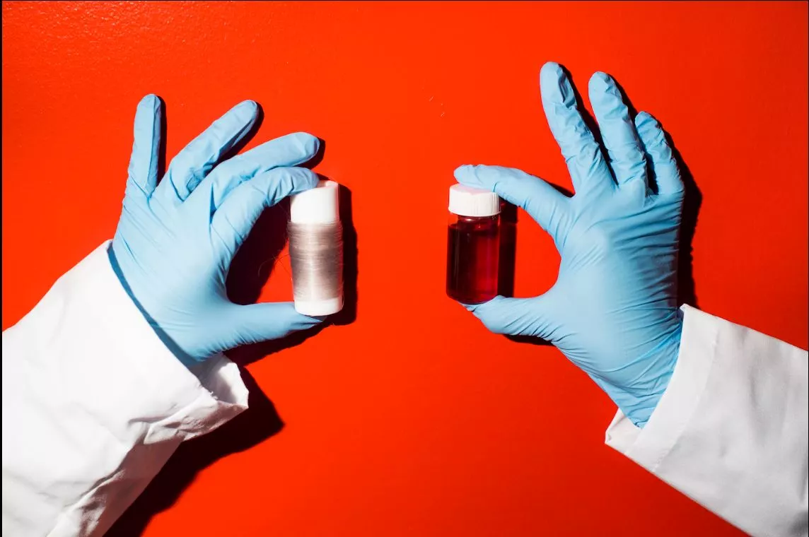 Spools of fibers made from the squid pigment particles