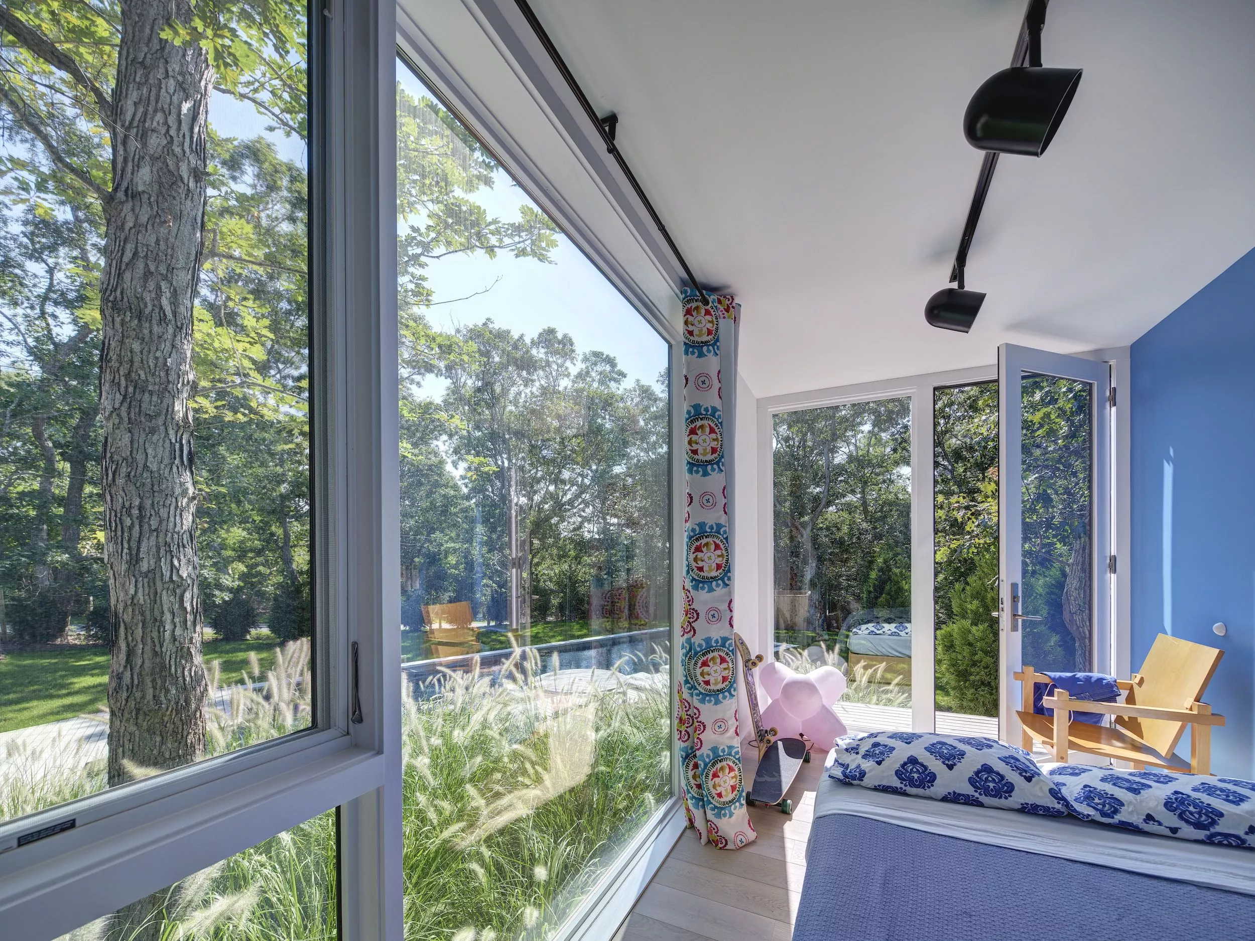 Amagansett Modular's bedrooms have generous glazing