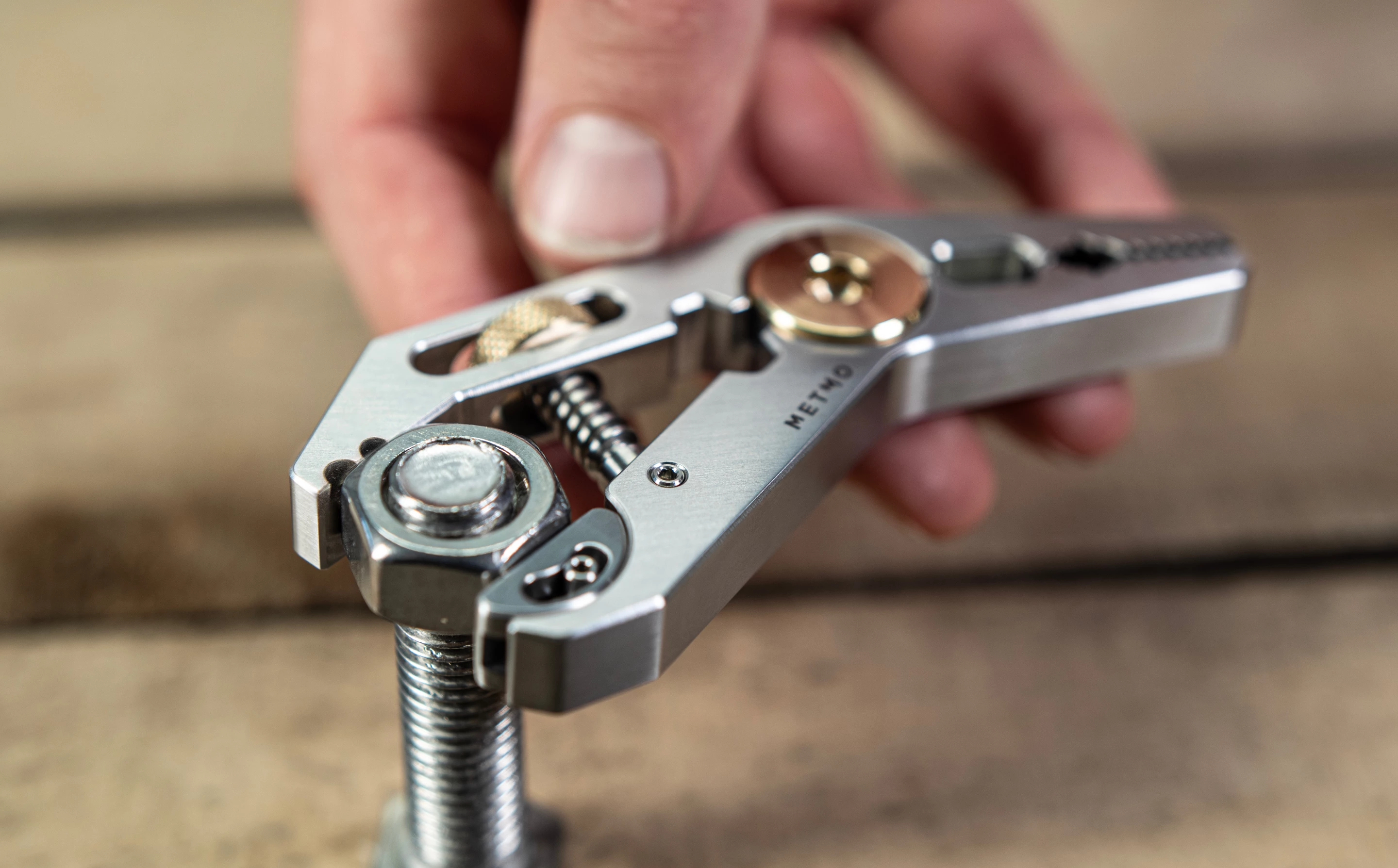 The clamping jaws open up to 20 mm